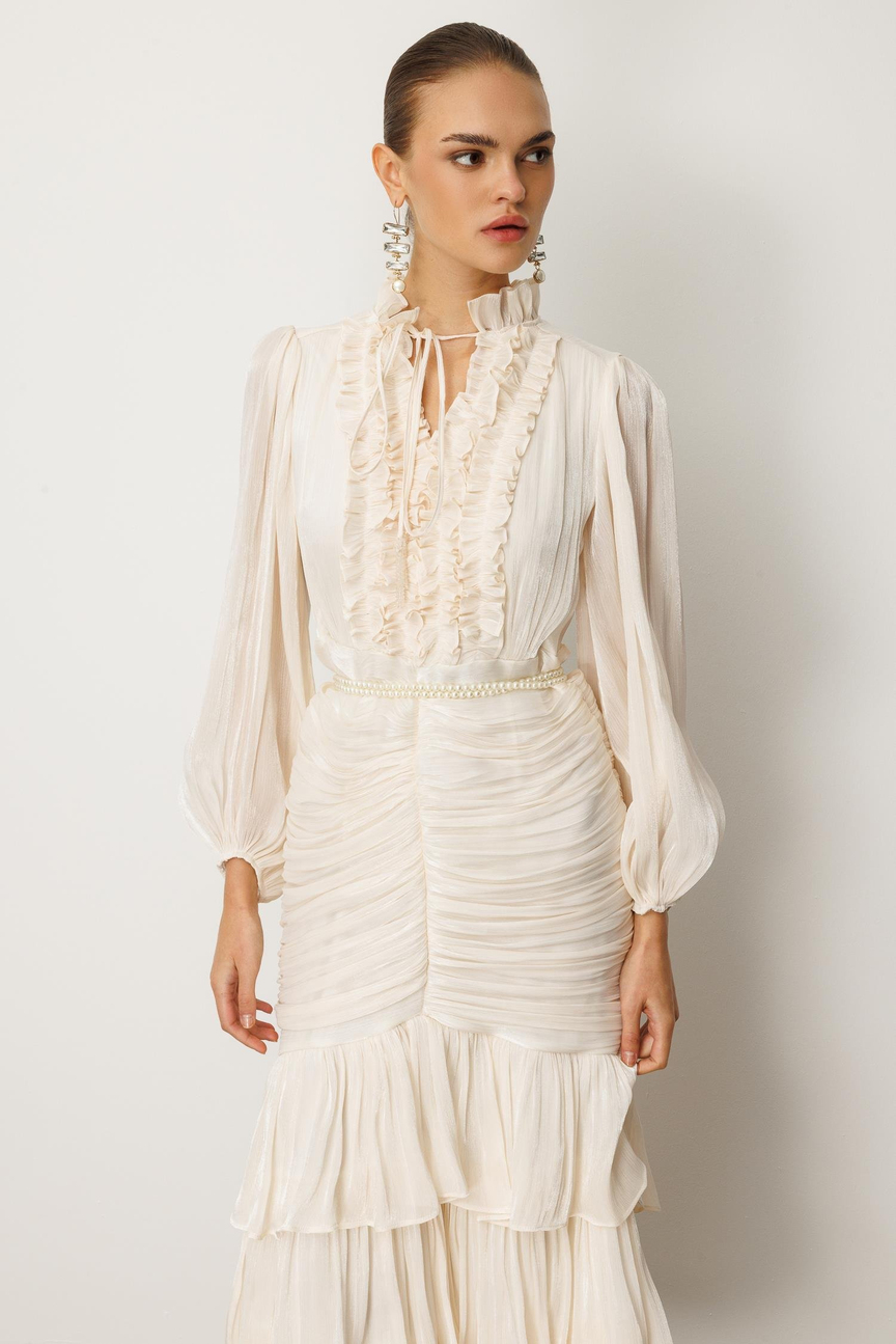 İnci Kemer Detaylı Volan Yaka Kat Etek Jakar Elbise EKRU