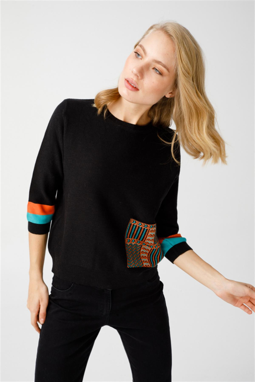 KİLİM DESEN CEPLİ SIFIR YAKA KAZAK SİYAH