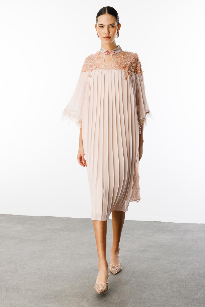 Kol Ağzı Tüylü Piliseli Elbise PUDRA