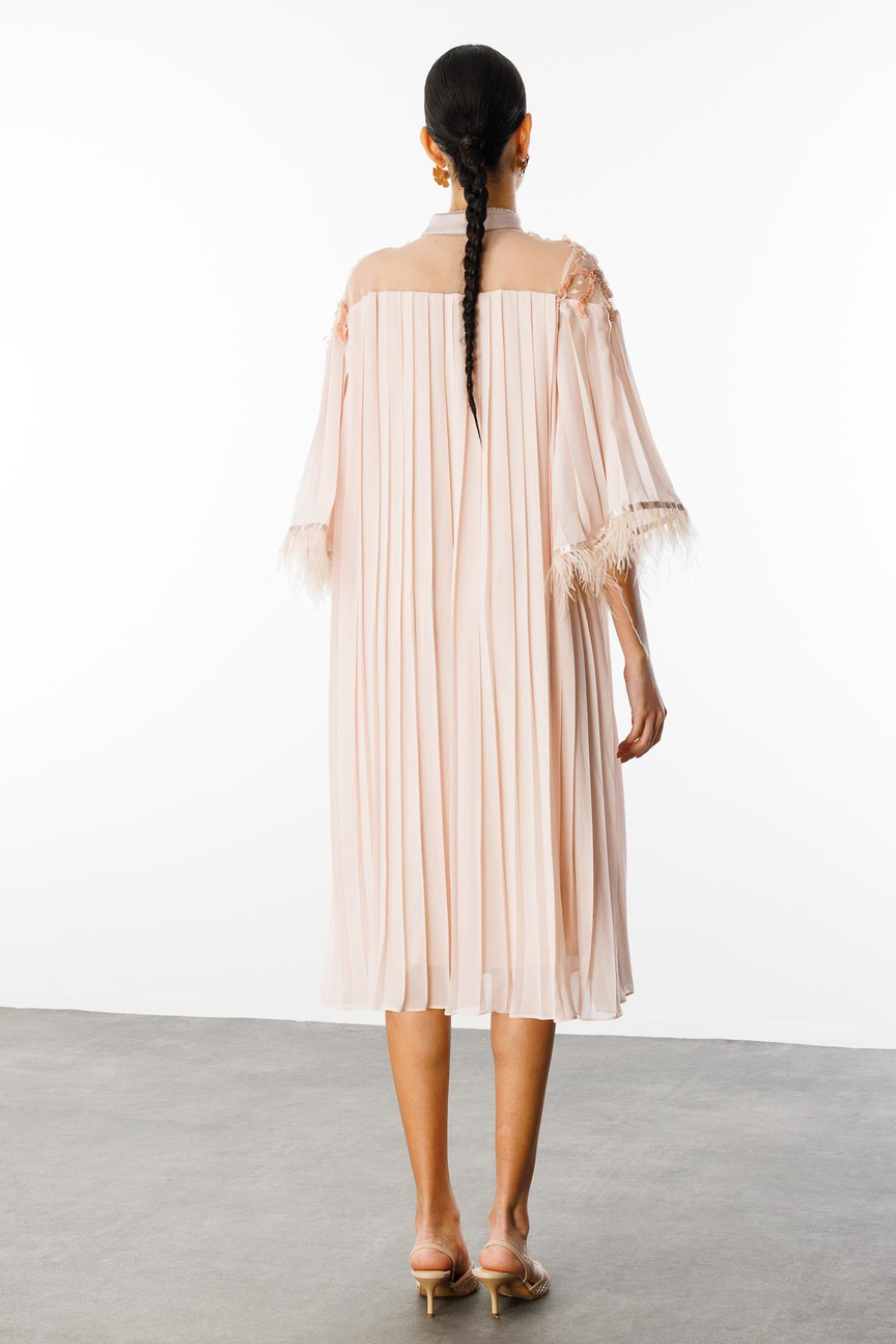 Kol Ağzı Tüylü Piliseli Elbise PUDRA