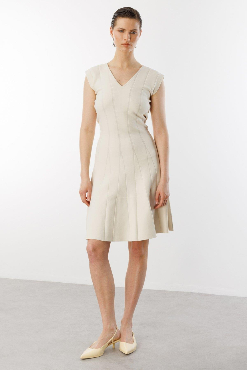 V Yaka Kendinden Çizgili Elbise KREM