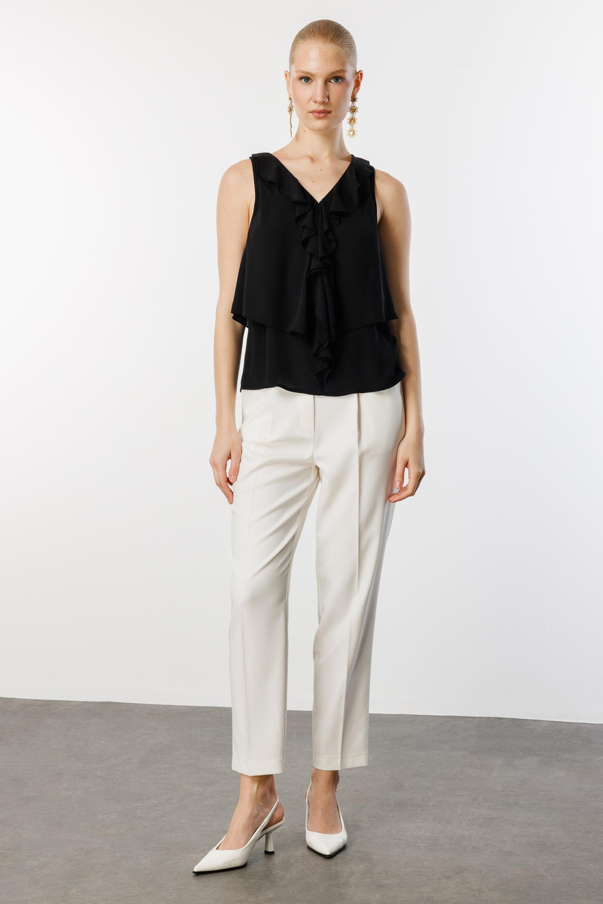 V Yaka Sırt Dekolteli Volanlı Bluz SİYAH