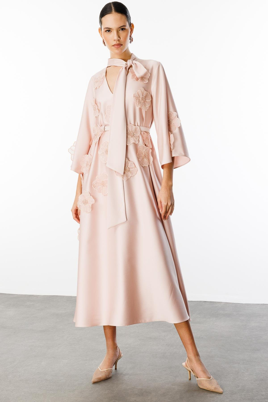 Yaka Şal Bağlamalı Çiçek Detaylı Kemerli Elbise PUDRA