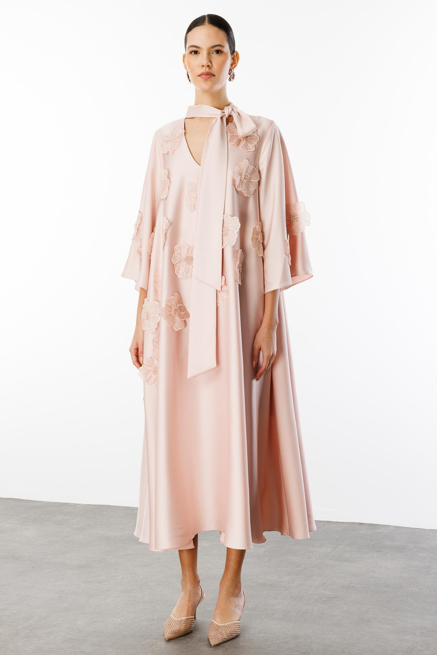 Yaka Şal Bağlamalı Çiçek Detaylı Kemerli Elbise PUDRA
