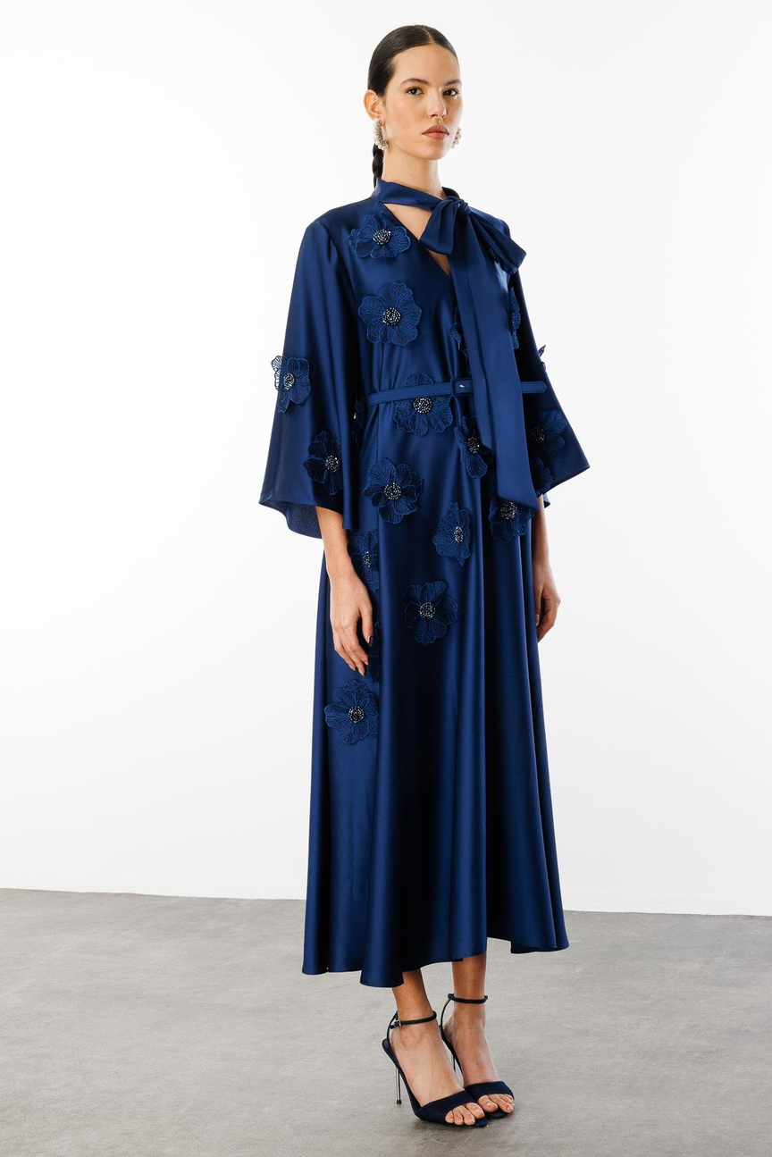 Yaka Şal Bağlamalı Çiçek Detaylı Kemerli Elbise LACİVERT