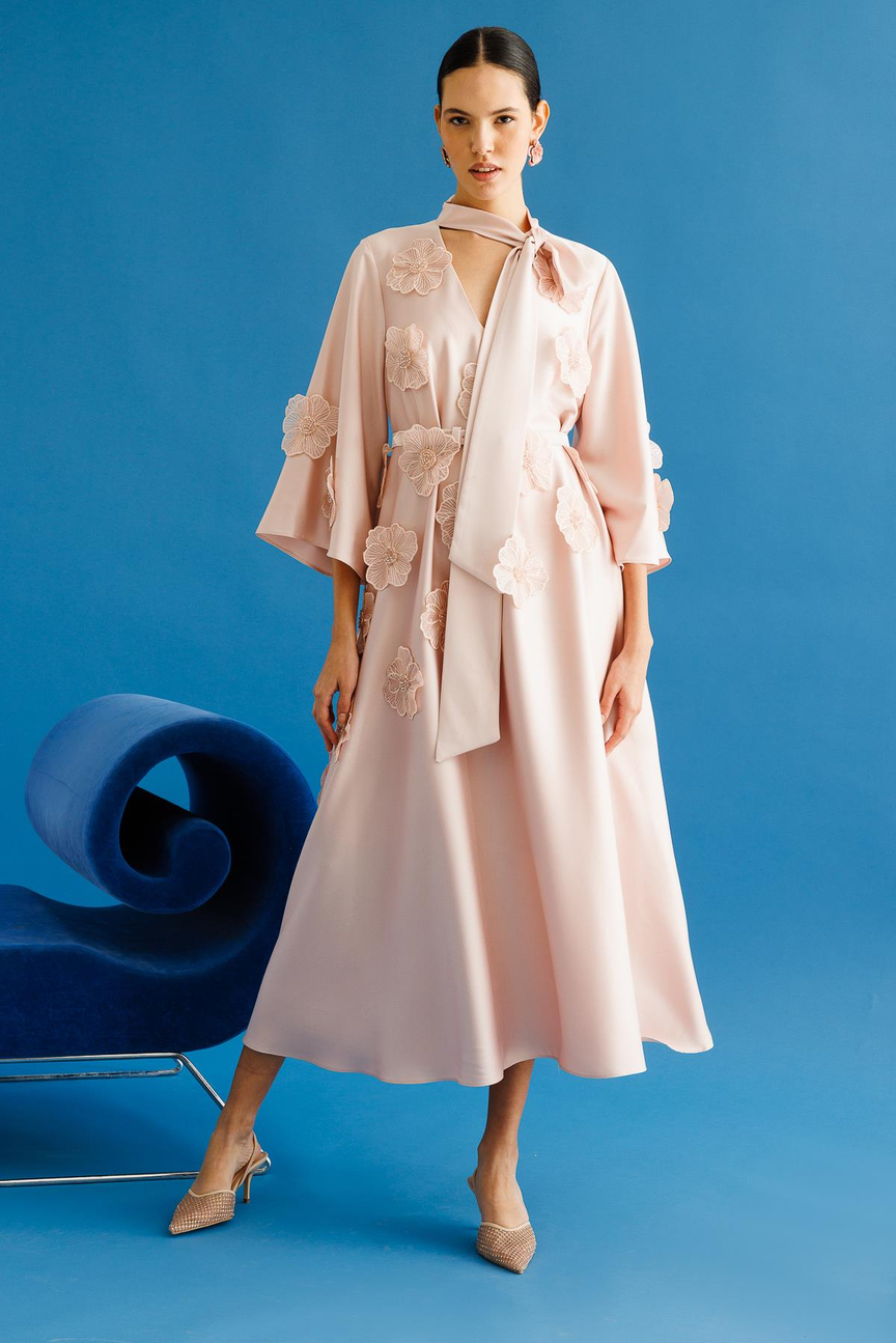Yaka Şal Bağlamalı Çiçek Detaylı Kemerli Elbise PUDRA
