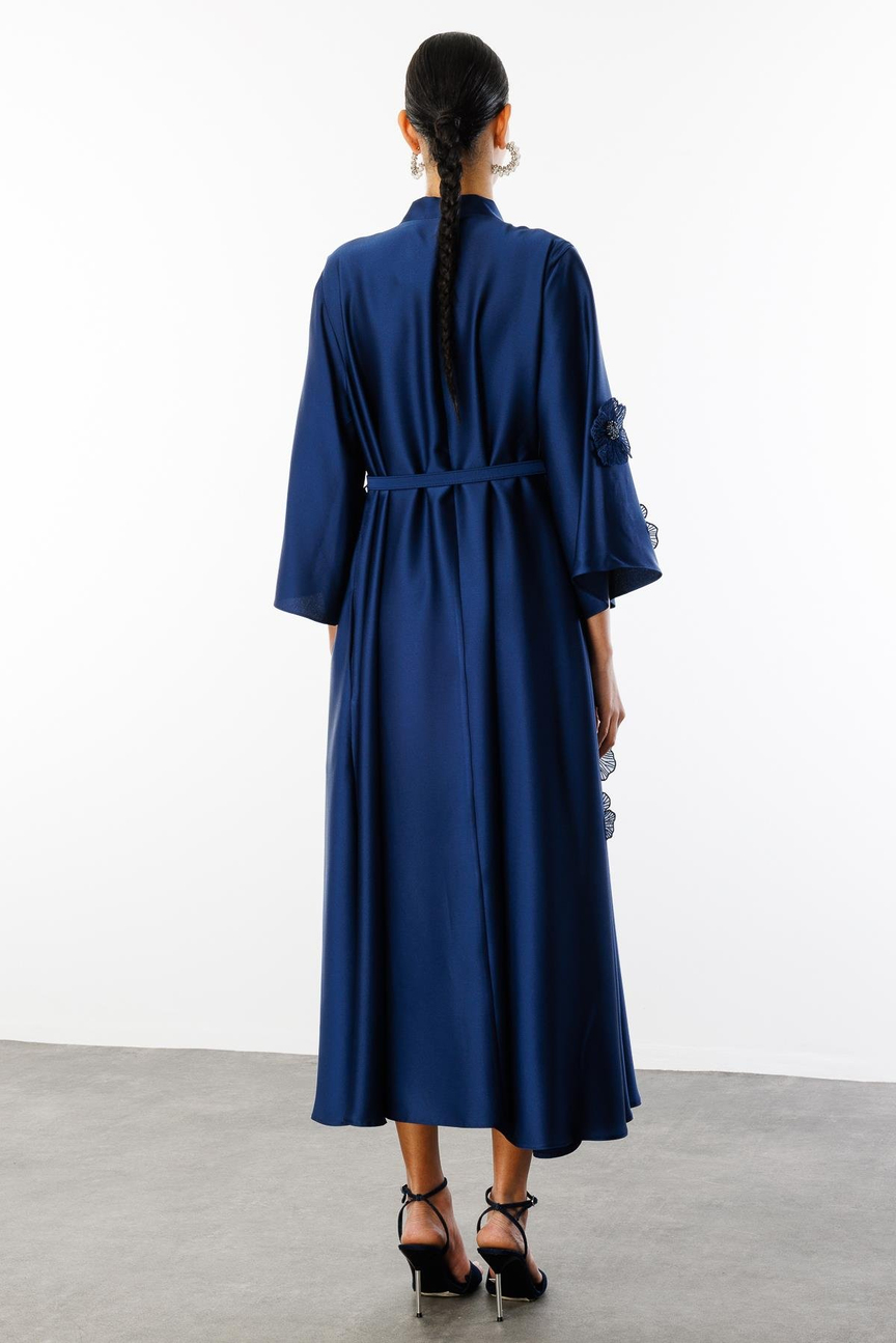 Yaka Şal Bağlamalı Çiçek Detaylı Kemerli Elbise LACİVERT