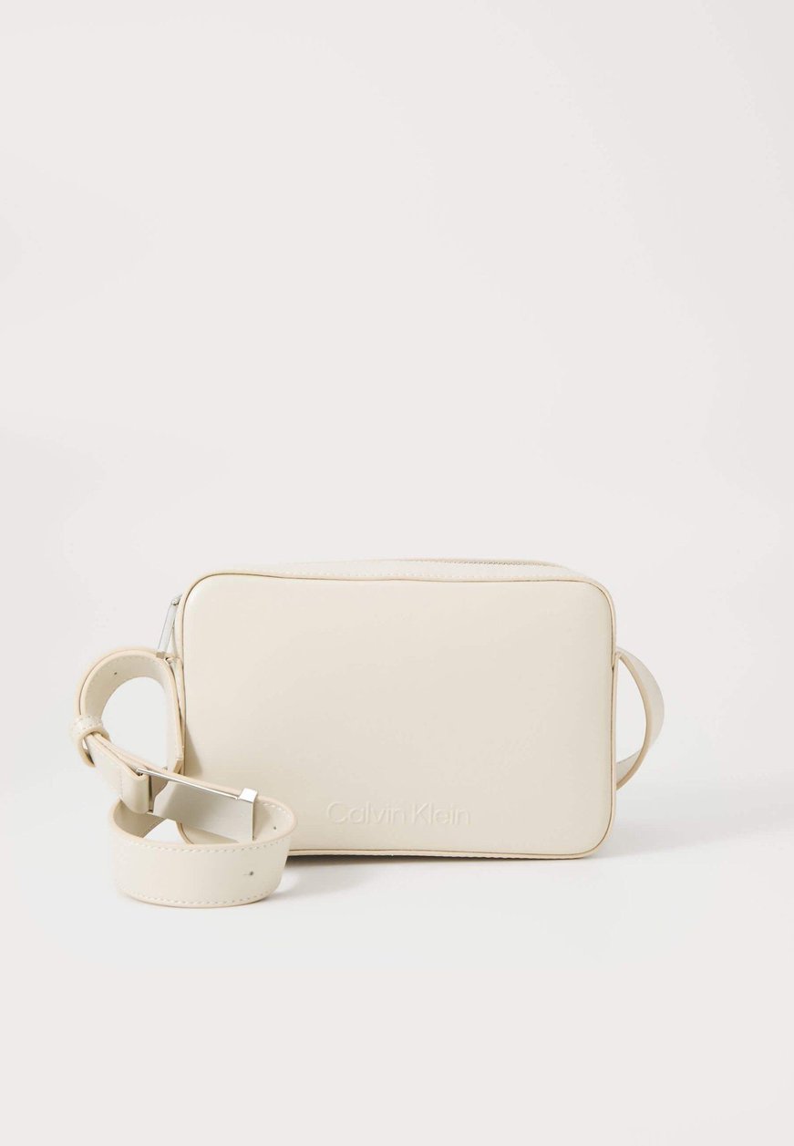 Calvin Klein Calvin Klein Kadın Ayarlanabilir Omuz Askılı Marka Logo Baskılı Deri Bej Omuz Çantası K60K612555-67U