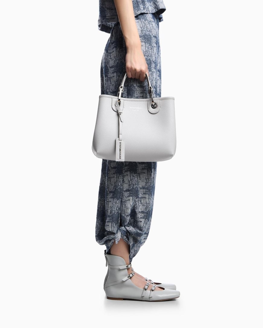 EMPORIO ARMANI Emporıo Armani Kadın Manyetik Tokalı İpek Baskı Logolu Çıkarılabilir Omuz Askılı Harici Fermuarlı İç Bölümlü Gri Omuz Çantası EW000361 AF12036-M8118