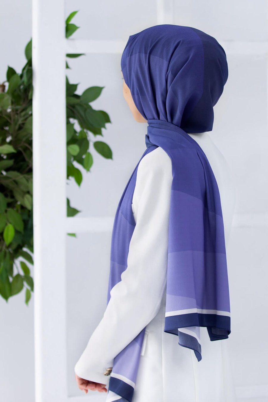KREP GEOMETRİ DESENLİ LACİVERT RENKLİ 75X195 KIRIŞMAZ ŞAL