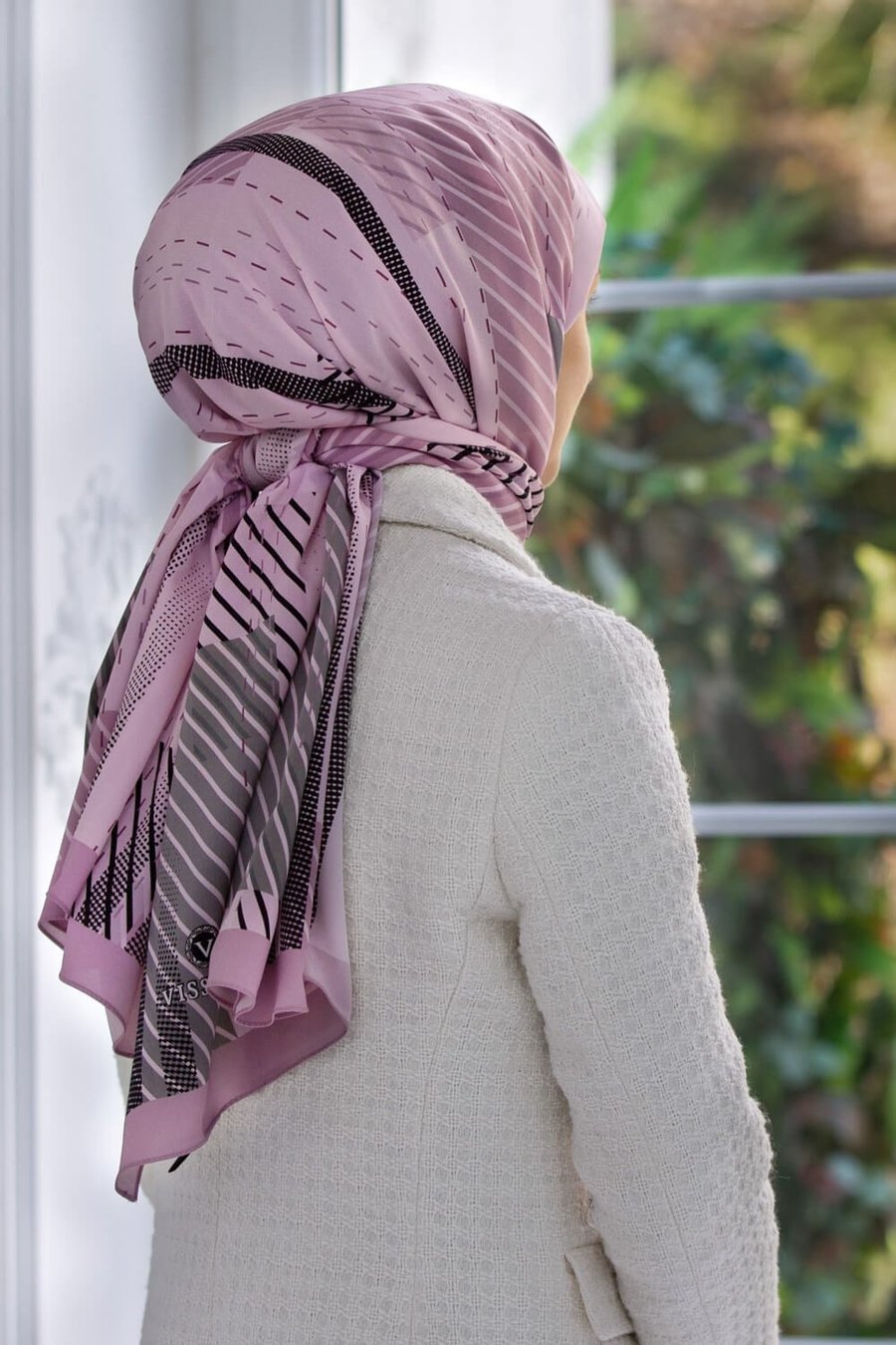 KREP ÇİZGİLİ DESENLİ PUDRA - GRİ RENKLİ 75X195 KIRIŞMAZ ŞAL