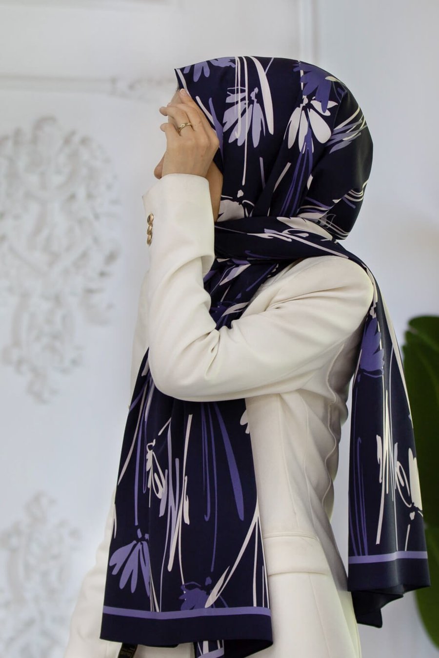 KREP ÇİÇEK DESENLİ LACİVERT RENKLİ 75X195 KIRIŞMAZ ŞAL