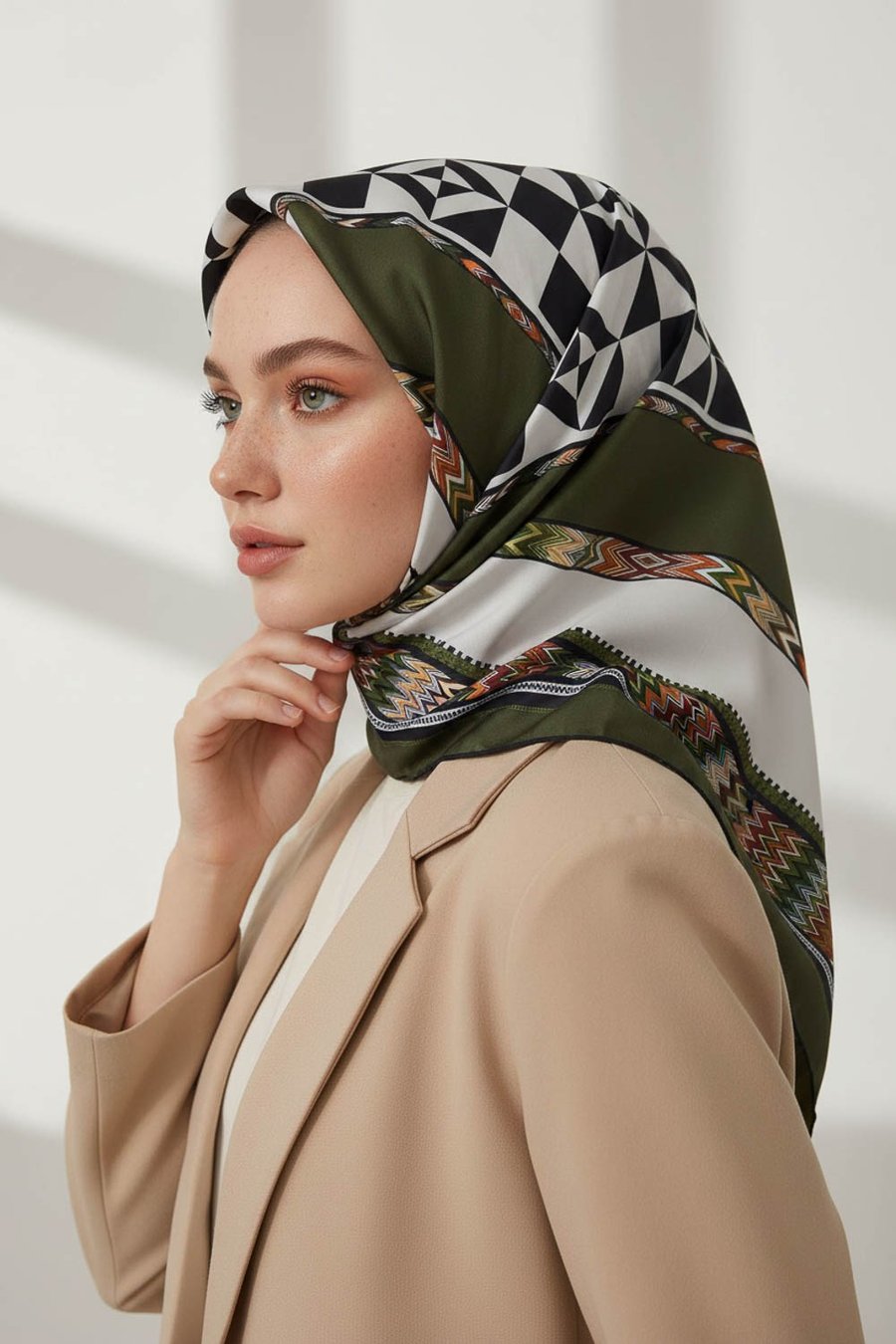 Kristal Geometrik Desenli Haki - Krem Renkli 90x90 Dikim Şekli : El Dikişi Eşarp (İpek İçermez)