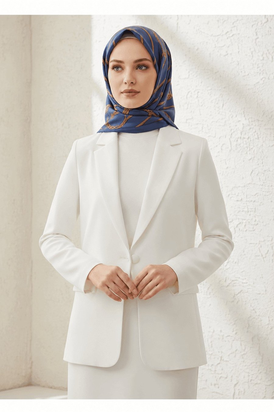 %100 Twill İpek Kemer Desenli Gold - İndigo Renkli 90x90 Eşarp Dikim Şekli : El Dikişi