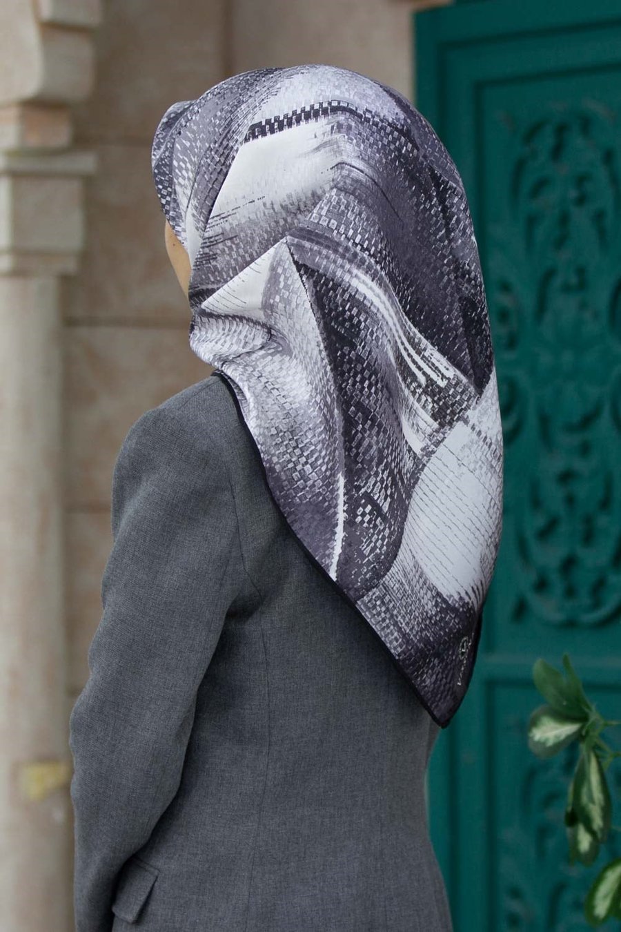%100 Twill İpek Efektli ve Geometrik Desenli Siyah - Beyaz Renkli 90x90 Eşarp Dikim Şekli : El Dikişi