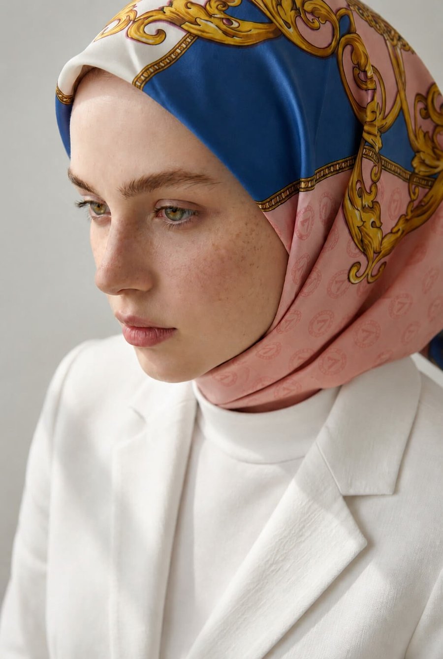 %100 Twill İpek Monogram Ve Barok Desenli Bebe Mavisi - Pudra Renkli 90x90 Eşarp Dikim Şekli : El Dikişi