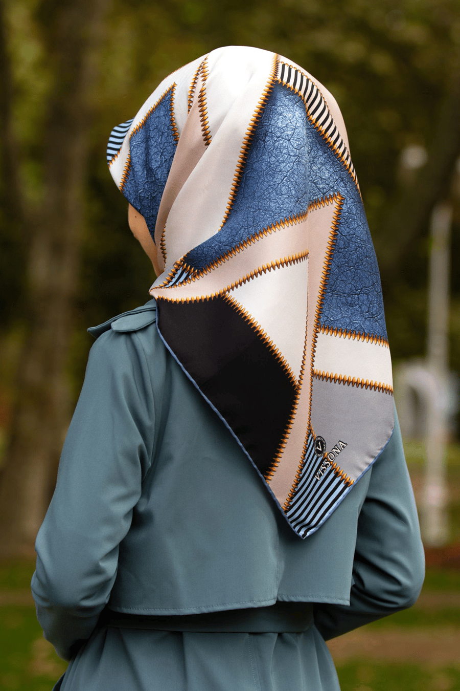 % 57 İPEK % 43 İPEK Twill İpek Geometrik Desenli Bebe Mavisi - Siyah Renkli 90x90 Eşarp Dikim Şekli : El Dikişi