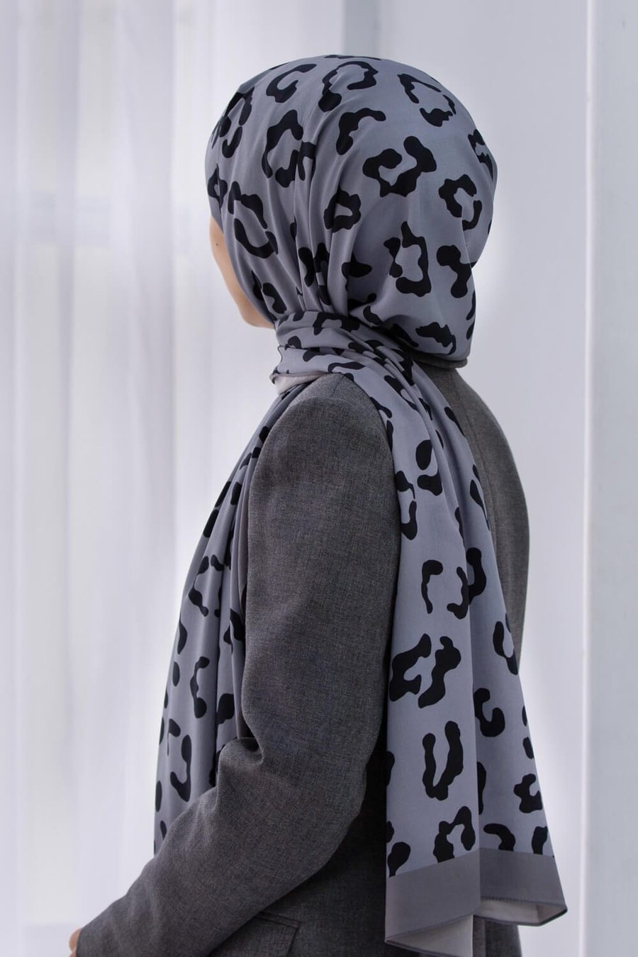 KREP LEOPAR DESENLİ GÜMÜŞ RENKLİ 75X195 KIRIŞMAZ ŞAL