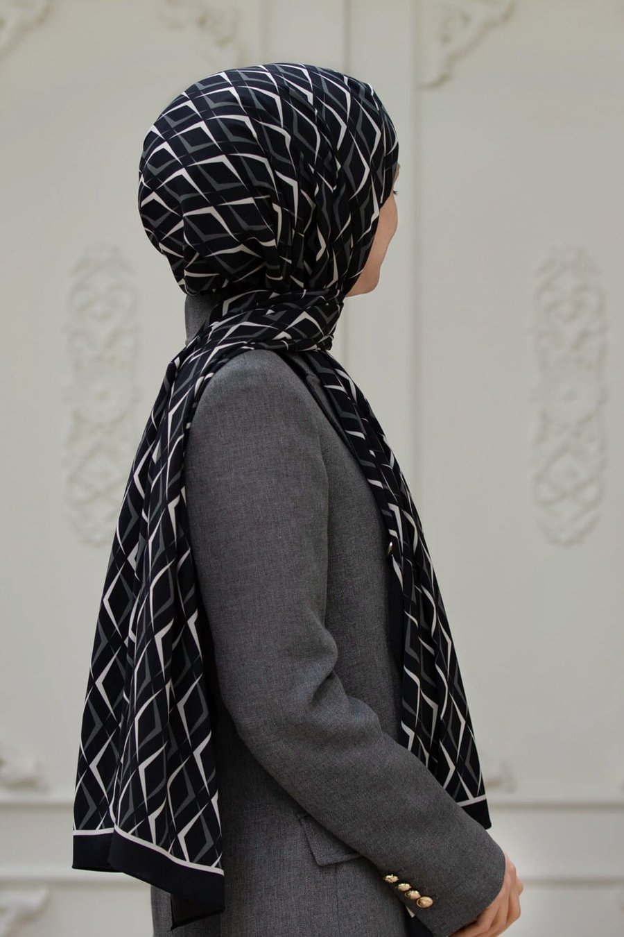KREP GEOMETRİK DESENLİ SİYAH - KREM RENKLİ 75X195 KIRIŞMAZ ŞAL