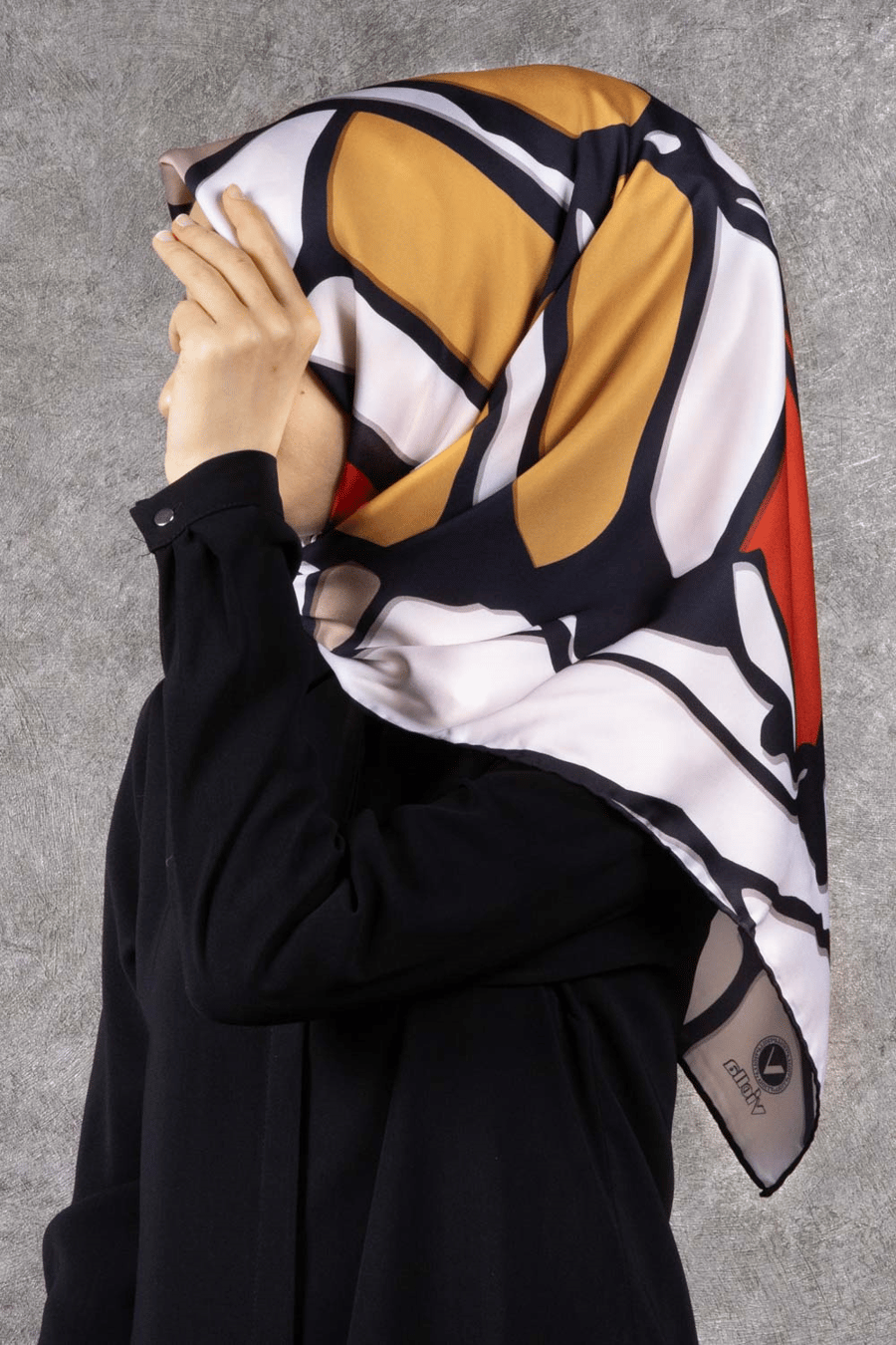 Twill Geometrik Desenli Taba - Bej Renkli 90x90 Eşarp (İpek İçermez) Dikim Şekli : El Dikişi