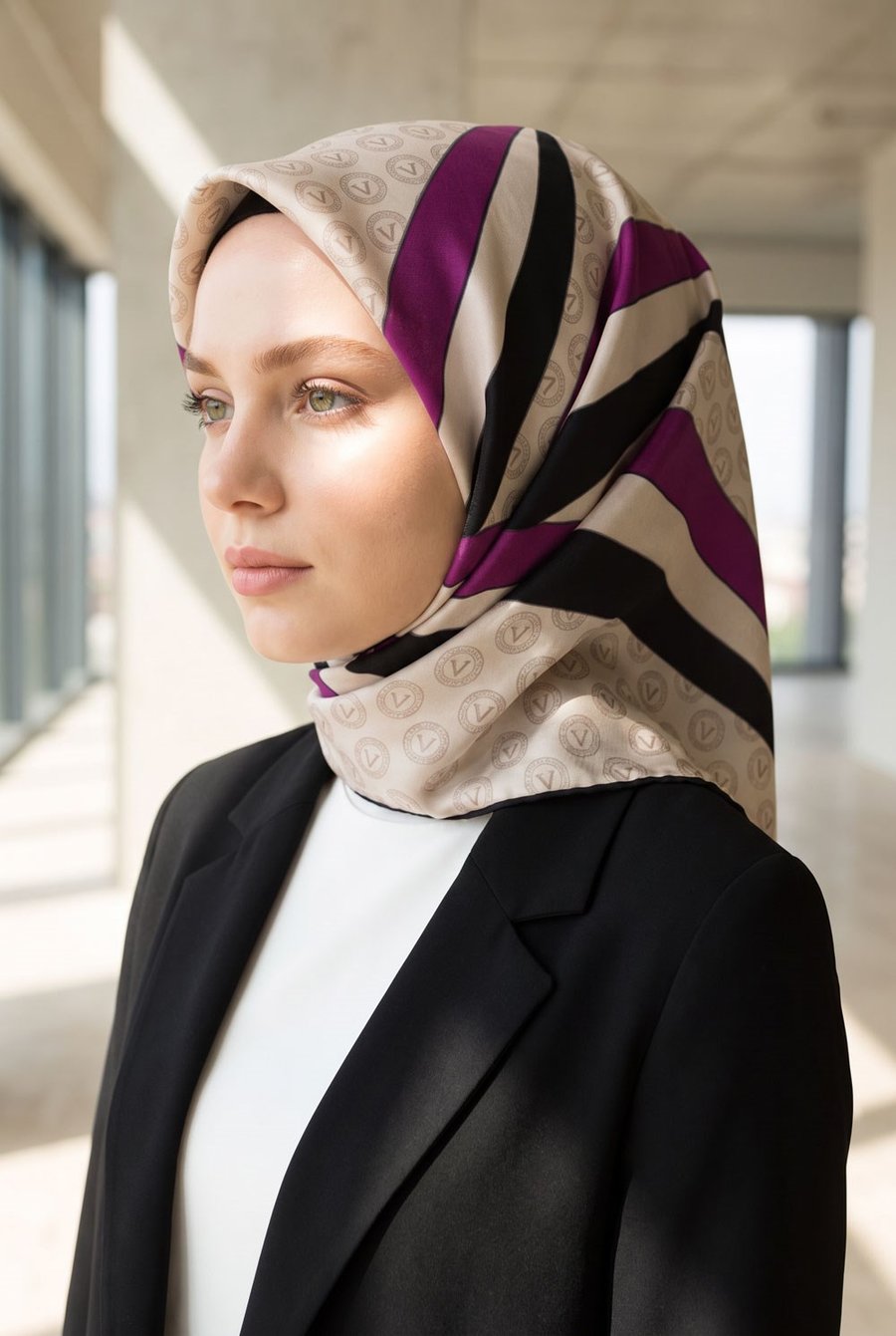%100 Twill İpek Monogram Ve Geometrik Desenli Krem - Mürdüm Renkli 90x90 Eşarp Dikim Şekli : El Dikişi