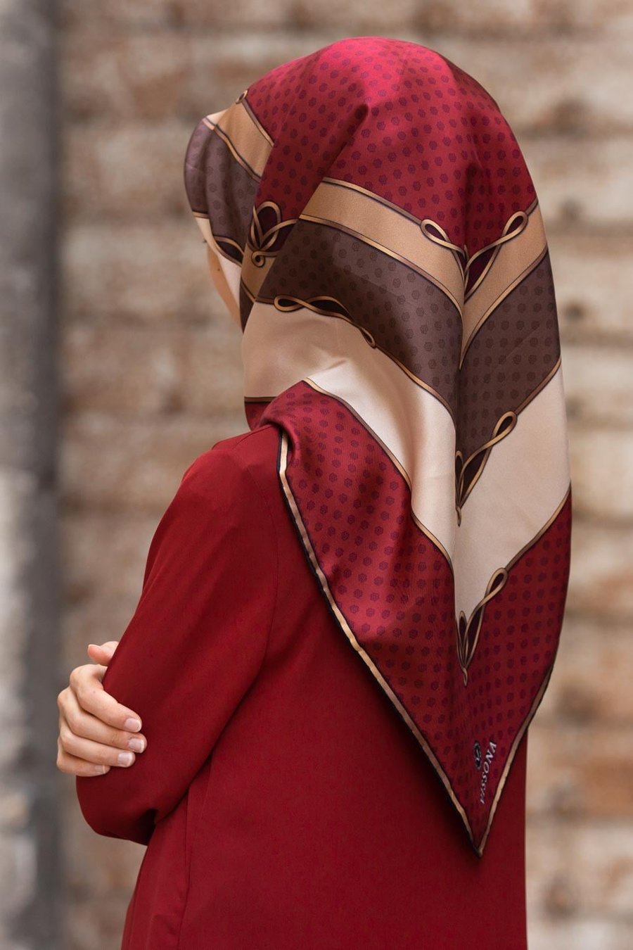 %100 Twill İpek Puantiyeli ve Geometrik Desenli Bordo - Vizon Renkli 90x90 Eşarp Dikim Şekli : El Dikişi