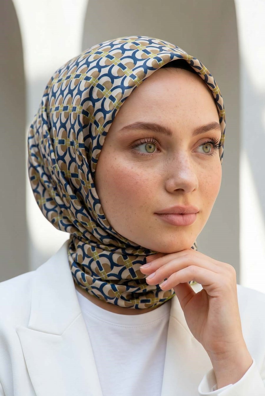 %100 Twill İpek Geometrik Desenli Bej - Fıstık Yeşili Renkli 90x90 Eşarp Dikim Şekli : El Dikişi