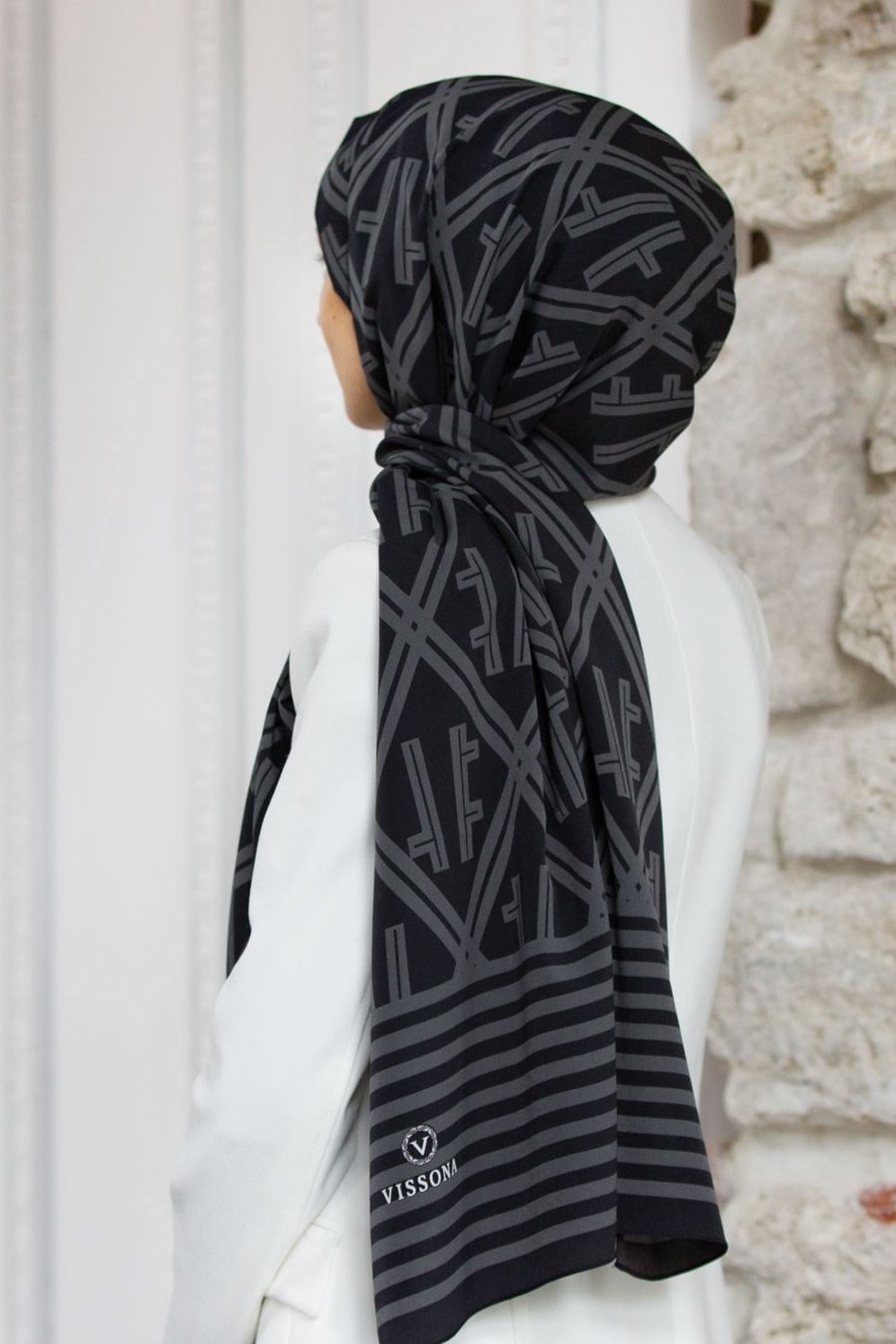 KREP MONOGRAM DESENLİ SİYAH - GRİ RENKLİ 75X195 KIRIŞMAZ ŞAL