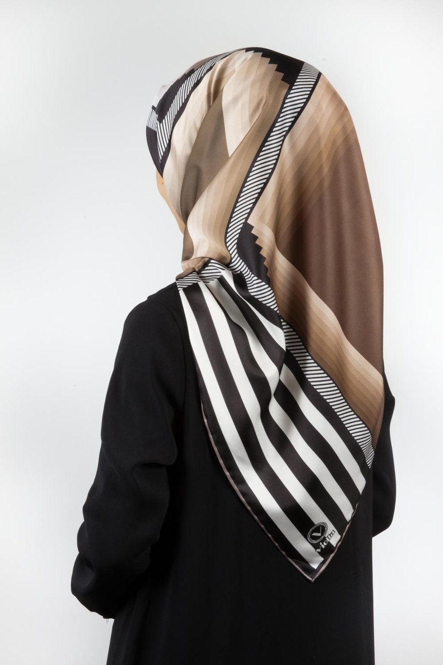 Twill Geometrik Desenli Bej Renkli 90x90 Eşarp (İpek İçermez) Kenar Dikiş Şekli El Dikişli