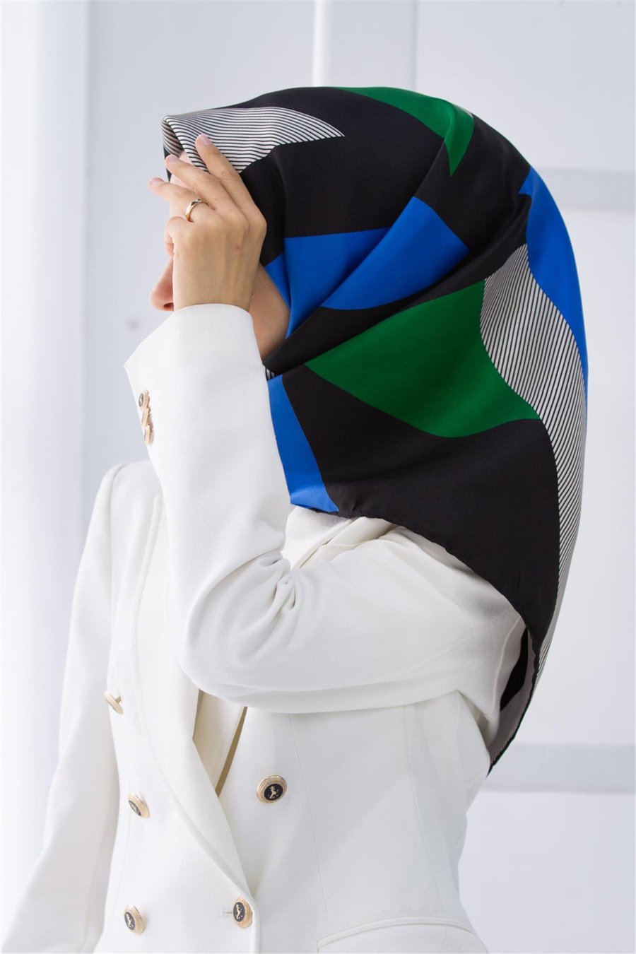 %100 Twill İpek Geometrik Çizgi Desenli Saks - Zümrüt Yeşili Renkli 90x90 Eşarp Kenar Dikiş Şekli El Dikişli