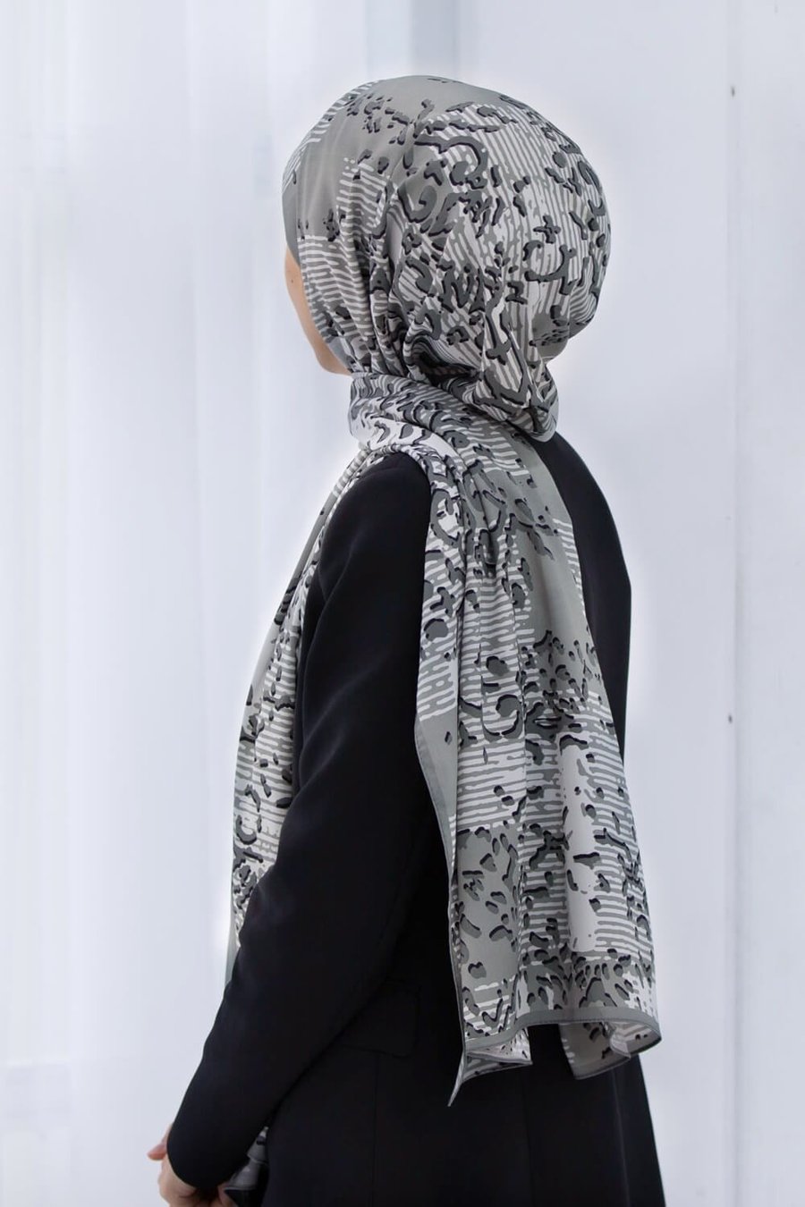 KREP ESKİTME DESENLİ GÜMÜŞ RENKLİ 75X195 KIRIŞMAZ ŞAL
