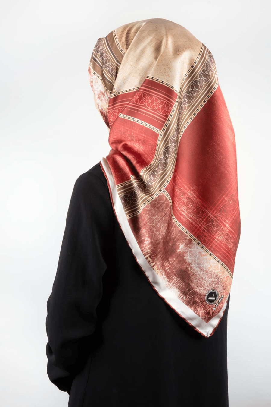 Twill Dokulu Ve Geometrik Desenli Bordo Renkli 90x90 Eşarp (İpek İçermez) Dikim Şekli : El Dikişi