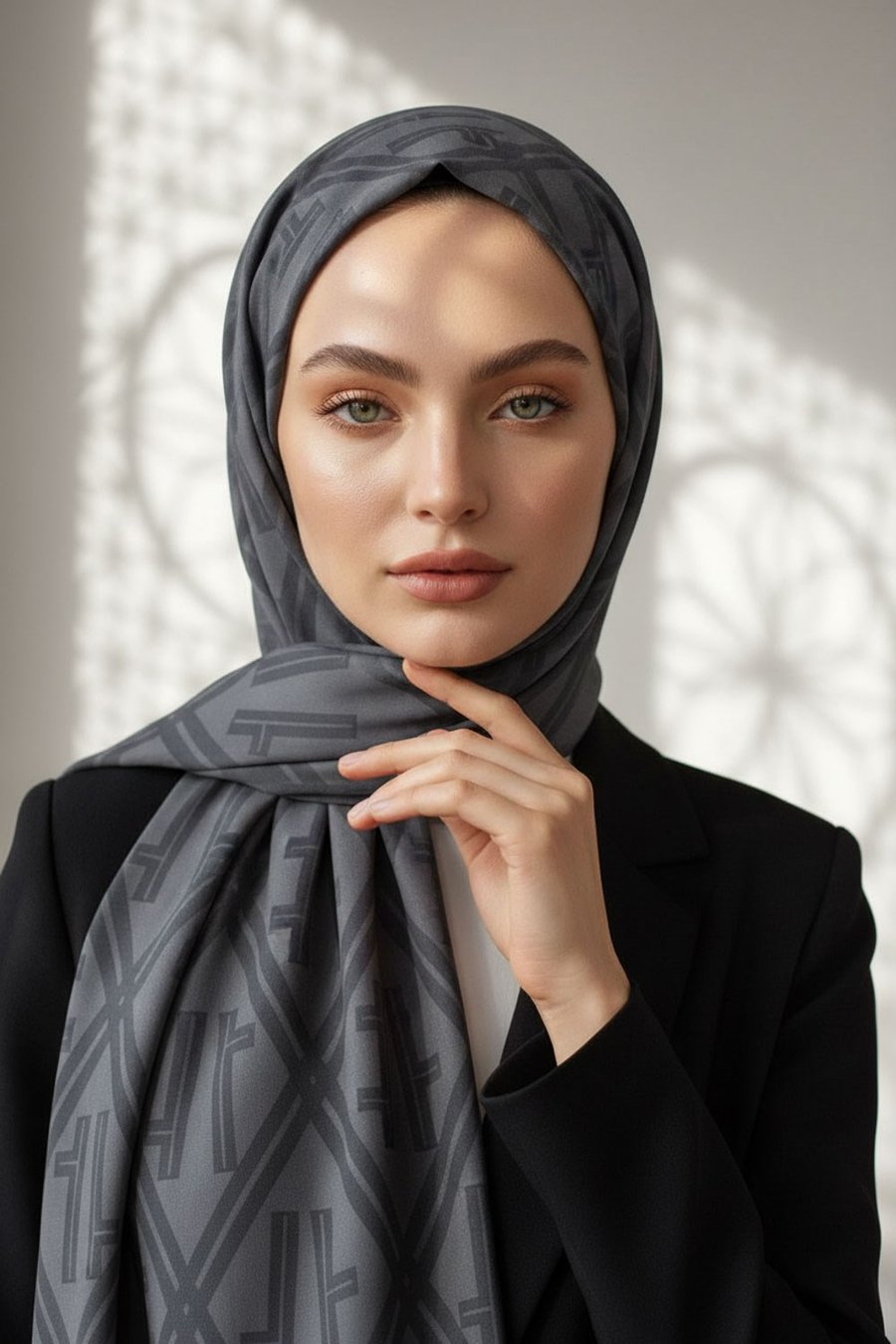 KREP MONOGRAM DESENLİ FÜME RENKLİ 75X195 KIRIŞMAZ ŞAL