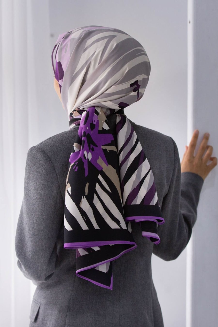 KREP ZEBRA VE ÇİÇEK DESENLİ LİLA RENKLİ 75X195 KIRIŞMAZ ŞAL