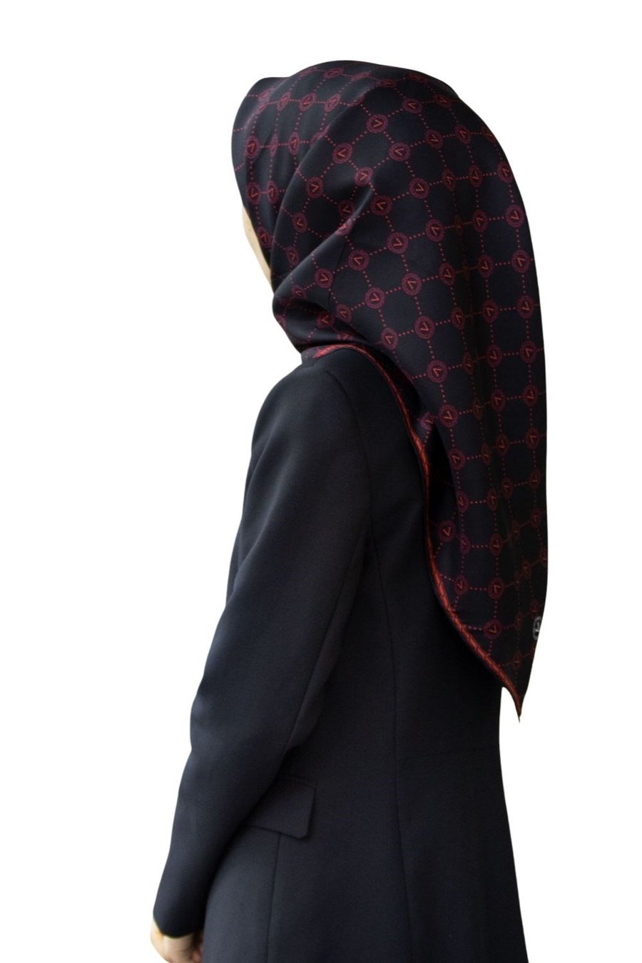 %100 Twill İpek Monogram Desenli Siyah - Kırmızı Renkli 90x90 Eşarp Dikim Şekli : El Dikişi