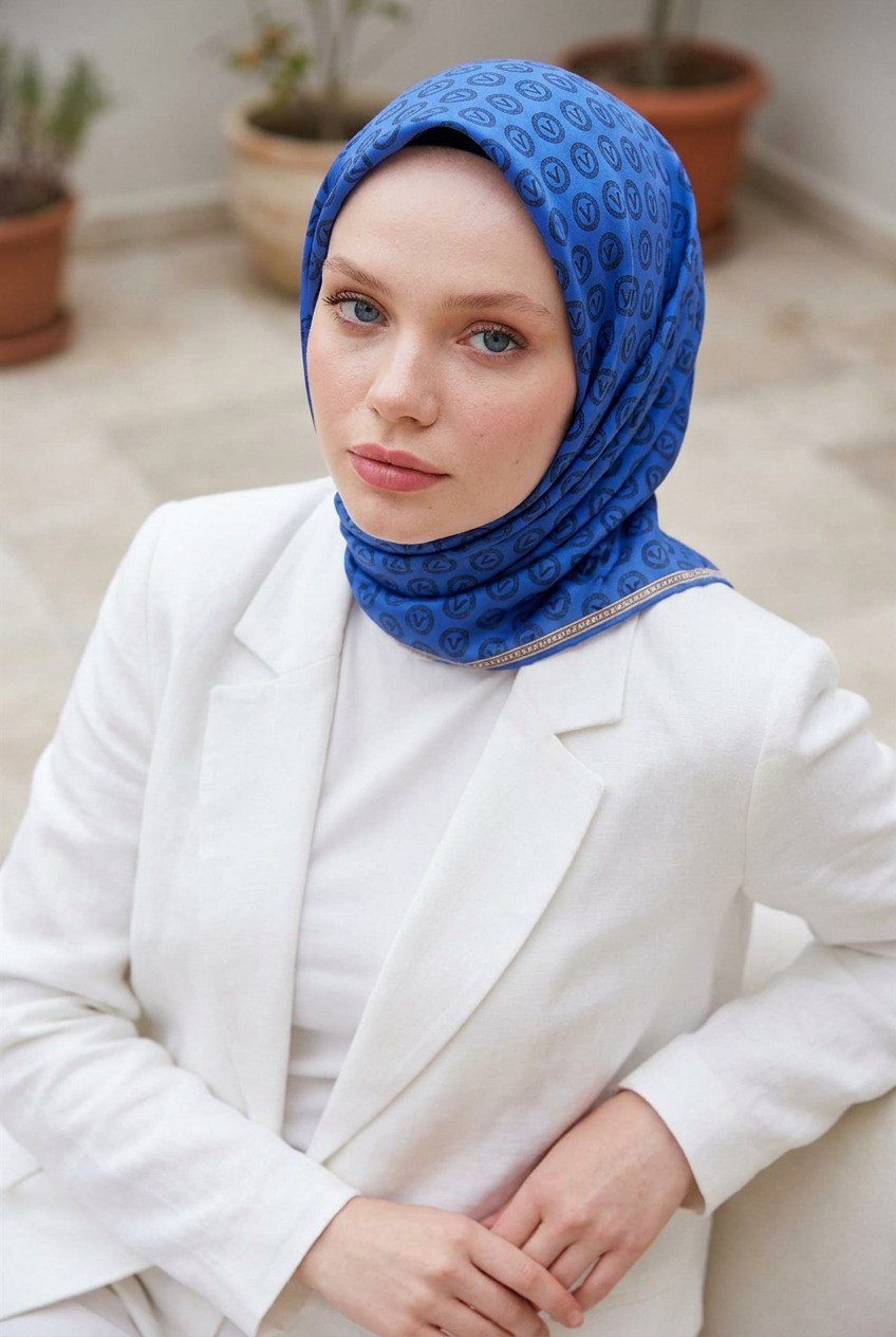 % 57 İPEK % 43 VİSKON Twill İpek Monogram Desenli Saks Renkli 90x90 Eşarp Dikim Şekli : El Dikişi