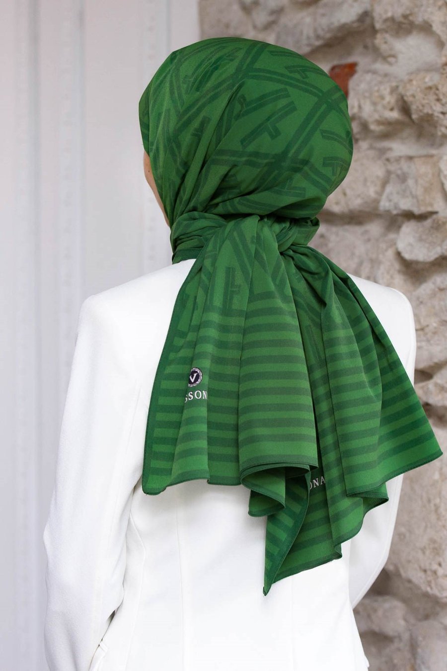 KREP MONOGRAM DESENLİ ZÜMRÜT YEŞİLİ RENKLİ 75X195 KIRIŞMAZ ŞAL