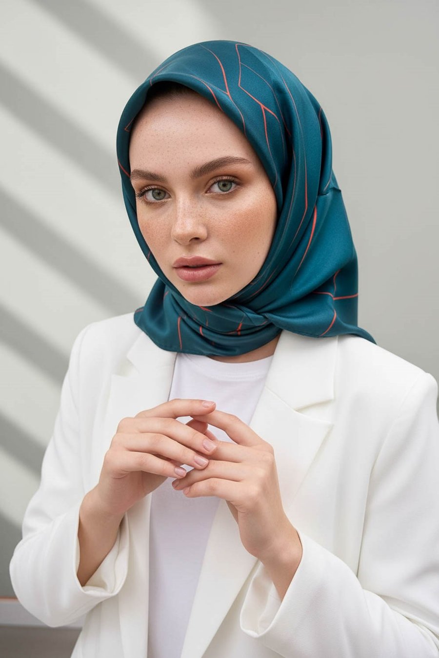 %100 Twill İpek Çizgi Desenli Petrol Yeşili - Turuncu Renkli 90x90 Eşarp Dikim Şekli : El Dikişi