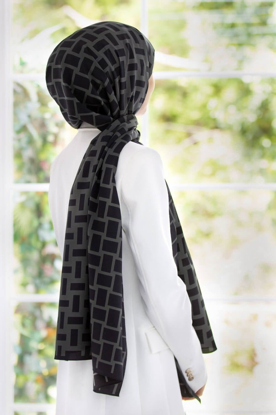 KREP KARELİ DESENLİ FÜME RENKLİ 75X195 KIRIŞMAZ ŞAL