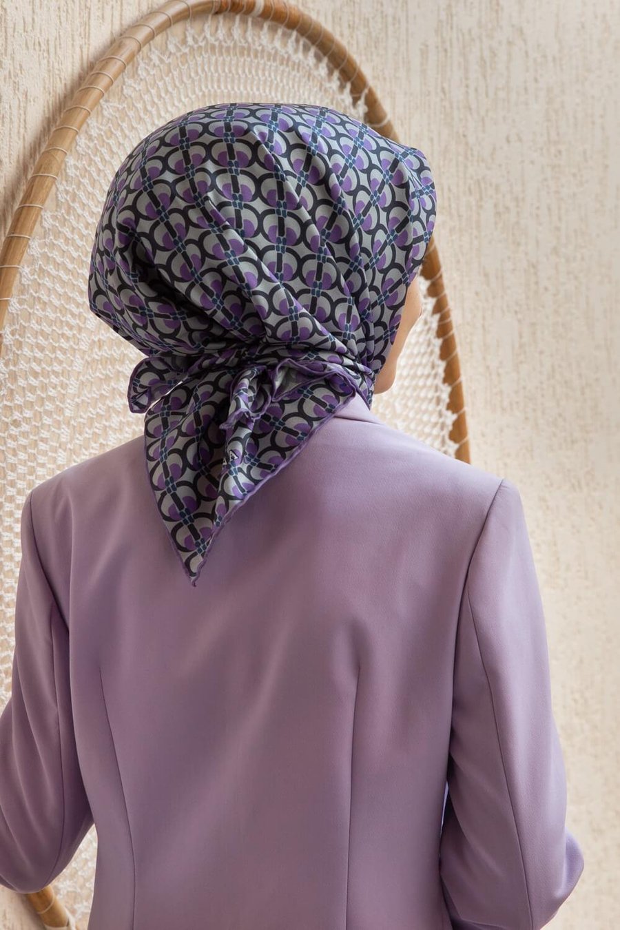 %100 Twill İpek Geometrik Desenli Lila Renkli 90x90 Eşarp Dikim Şekli : El Dikişi