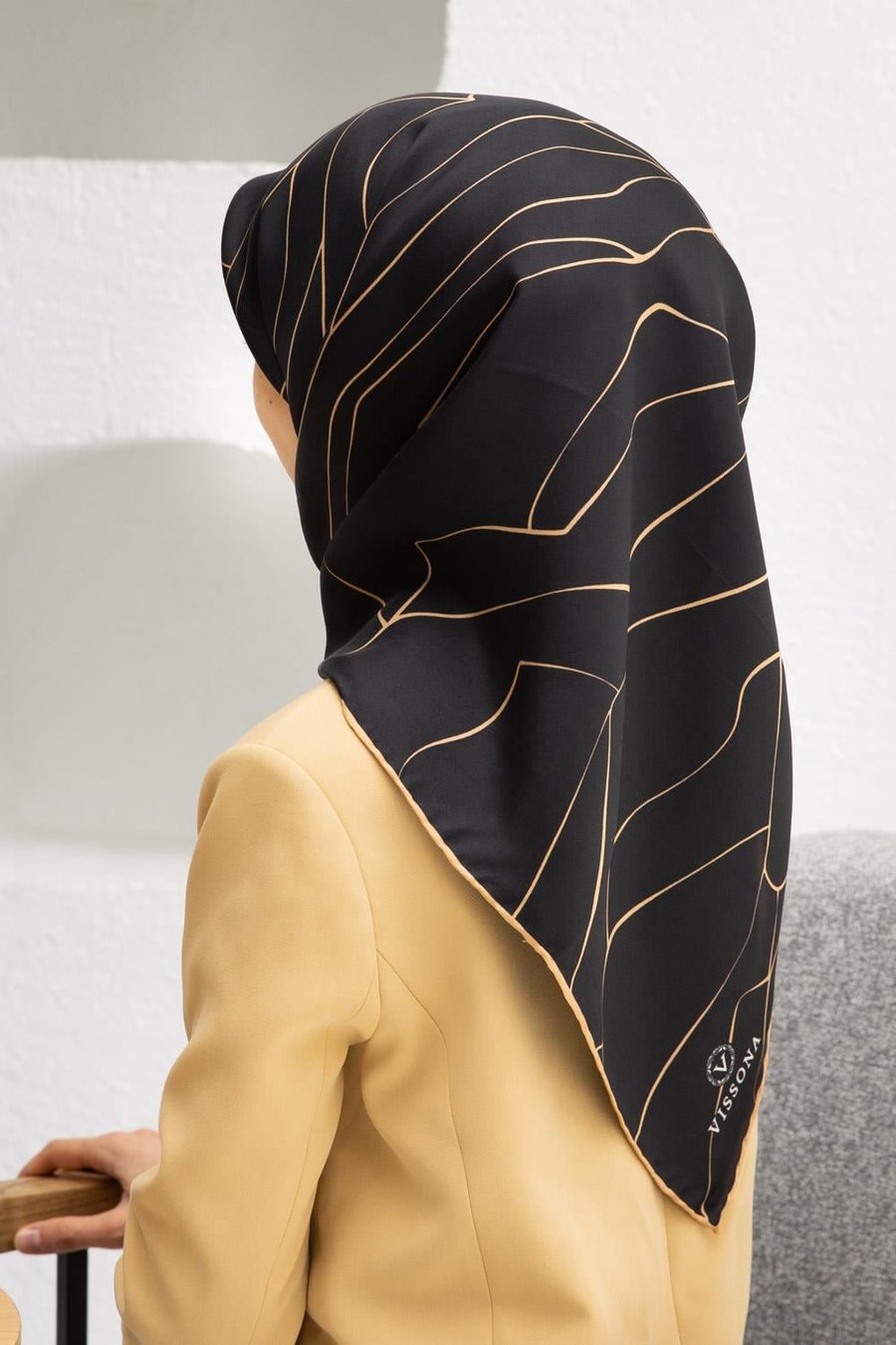 %100 Twill İpek Çizgi Desenli Siyah - Gold Renkli 90x90 Eşarp Dikim Şekli : El Dikişi
