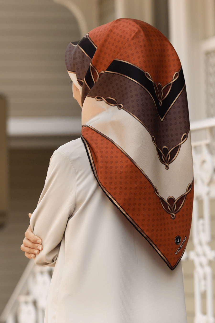% 57 İPEK % 43 VİSKON Twill İpek Puantiyeli Ve Geometrik Desenli Taba - Vizon Renkli 90x90 Eşarp Dikim Şekli : El Dikişi