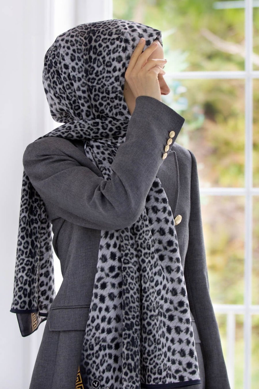 KREP BAROK BARDÜRLÜ LEOPAR DESENLİ SİYAH - GRİ RENKLİ 75X195 KIRIŞMAZ ŞAL