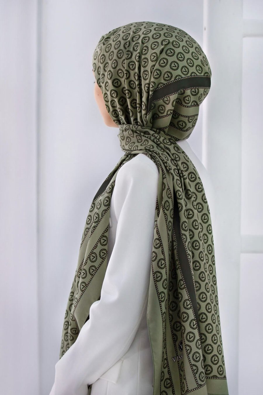 KREP DEGRADELİ MONOGRAM DESENLİ HAKİ RENKLİ 75X195 KIRIŞMAZ ŞAL