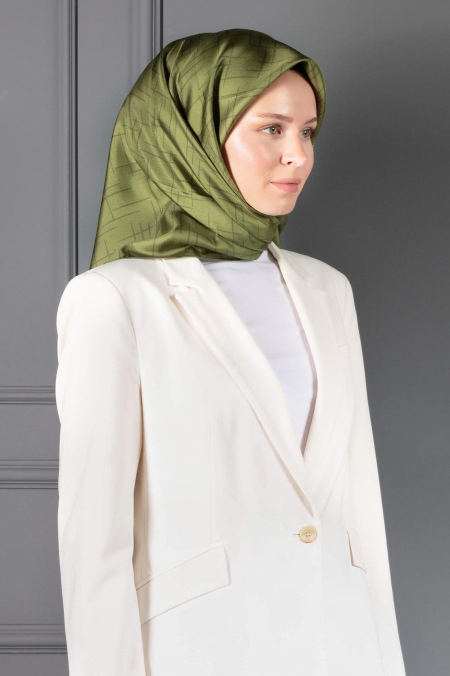 %100 Twill İpek Çizgi Desenli Fıstık Yeşili Renkli 90x90 Eşarp Dikim Şekli : El Dikişi