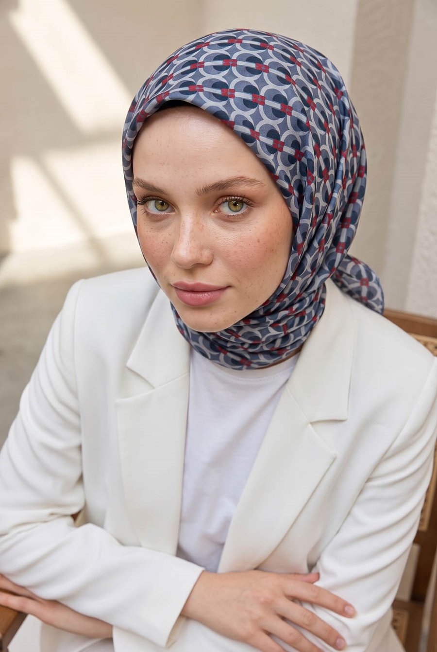 %100 Twill İpek Geometrik Desenli İndigo - Bordo Renkli 90x90 Eşarp Dikim Şekli : El Dikişi