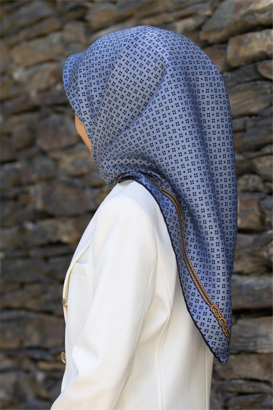 %100 Twill İpek Zincir Desenli Bebe Mavisi - Siyah Renkli 90x90 Eşarp Dikim Şekli : El Dikişi