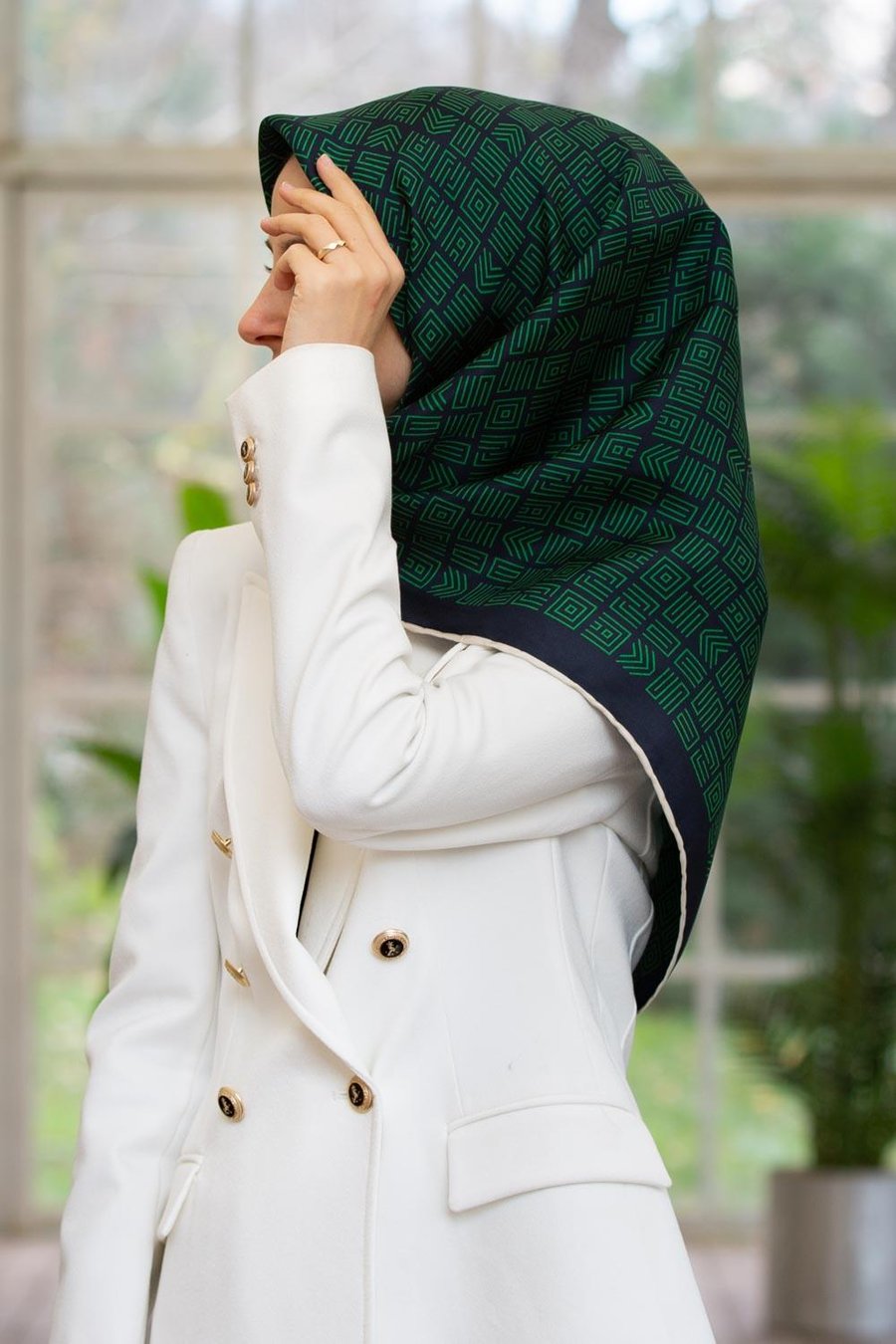 100% Twill İpek Etnik Motif Desenli Zümrüt Yeşili - Lacivert Renkli 90x90 Dikim Şekli : El Dikişi Eşarp