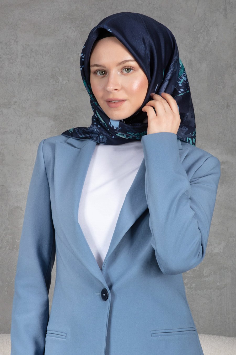 %100 Twill İpek Suluboya Çiçek Desenli Lacivert - İndigo Renkli 90x90 Eşarp Dikim Şekli : El Dikişi