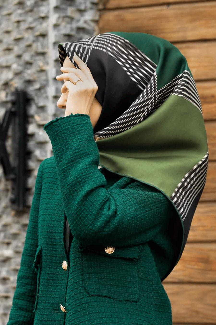 %100 Twill İpek Geometrik Desenli Zümrüt Yeşili Renkli 90x90 Eşarp Dikim Şekli : El Dikişi